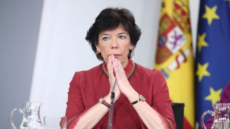 La ministra de Educación, Isabel Celaá, momentos antes de que de comienzo la rueda de prensa tras el Consejo de Ministros donde se ha aprobado la ley de reforma educativa. E.P./Eduardo Parra