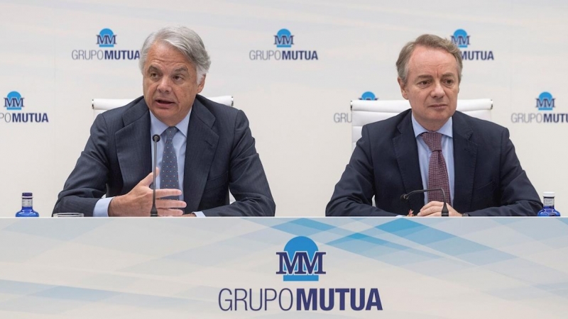 El presidente del Grupo Mutua Madrileña, Ignacio Garralda (i), y el director de comunicación Lorenzo Cooklin (d), durante la presentación de resultados de la aseguradora en 2019. EFE/Rodrigo Jiménez.