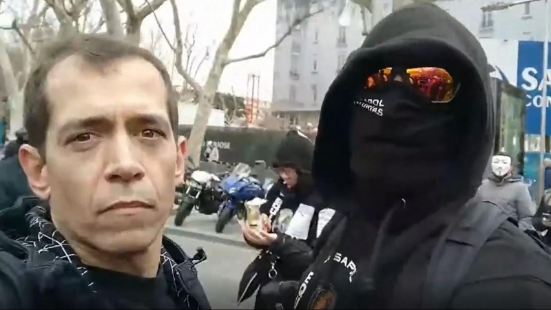 El policía nacional Jandro Lion, entrevistando a otro compañero encapuchado en la manifestación de este martes junto al Congreso.