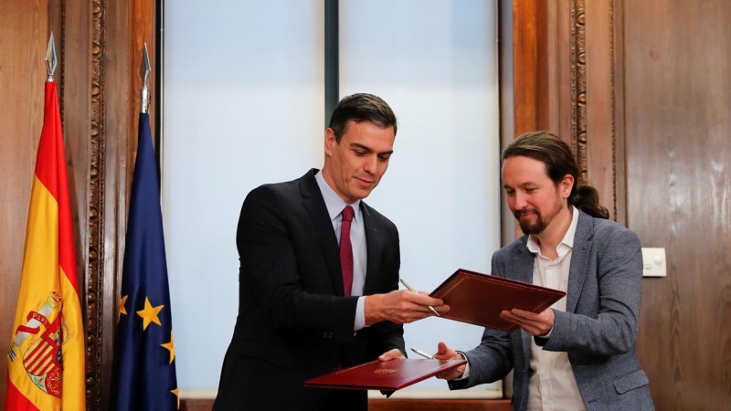 Pedro Sánchez y Pablo Iglesias en la firma del pacto del gobierno de coalición, el pasado diciembre, en el Congreso de los Diputados. REUTERS