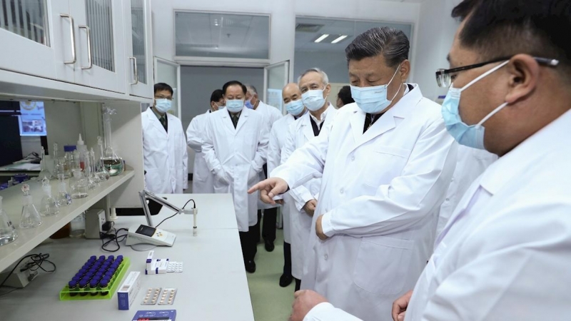 03/03/2020.- El presidente de China, Xi Jinping, visita un laboratorio que trabaja para lograr una vacuna contra el coronavirus. / EFE