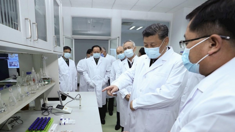 03/03/2020.- El presidente de China, Xi Jinping, visita un laboratorio que trabaja para lograr una vacuna contra el coronavirus. / EFE