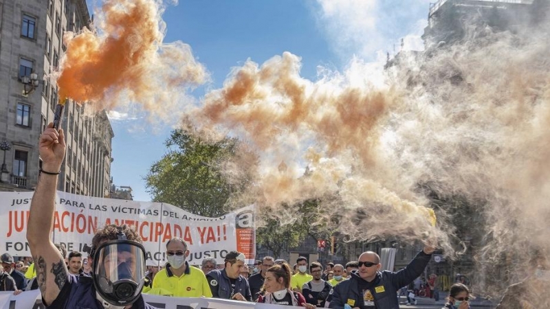 Un manifestante en una protesta como parte de una huelga parcial de los trabajadores del metro en Barcelona./Paco Freire - SOPA