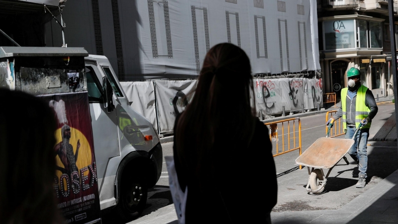 Un trabajador con mascarilla en Madrid. REUTERS/Susana Vera