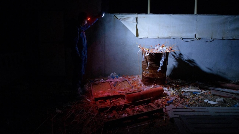 Un activista observa las herramientas usadas en una de las granjas porcinas, hacinadas y sin ningún tipo de control. /  AITOR GARMENDIA