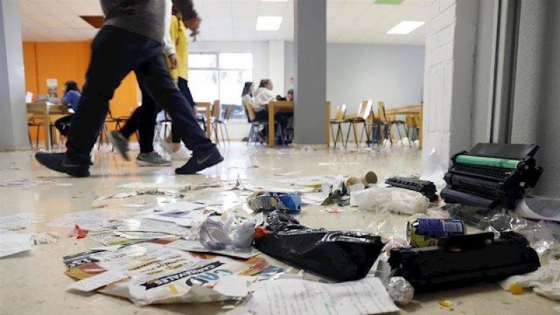 Basura esparcida en una facultad de la Universidad de Málaga durante la huelga del servicio de limpieza. - ÁLEX ZEA / EUROPA PRESS