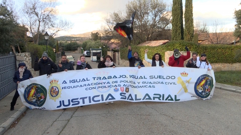 Miembros de Jusapol protestan ante el chalé de Iglesias y Montero