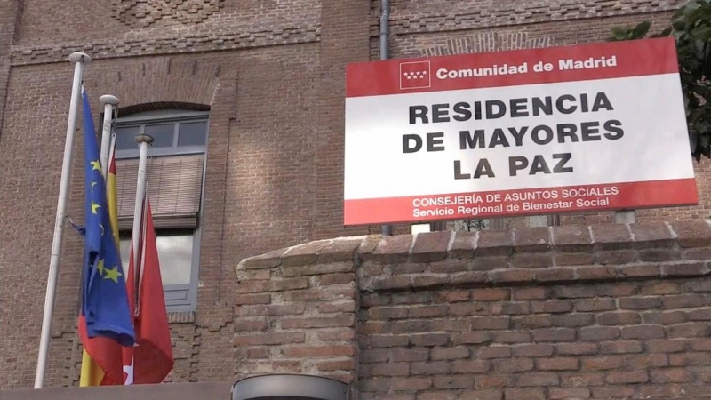 Vista de la fachada de la residencia de mayores de La Paz, de la que era interna la anciana de 99 años con coronavirus que falleció en Madrid el martes. - EFE