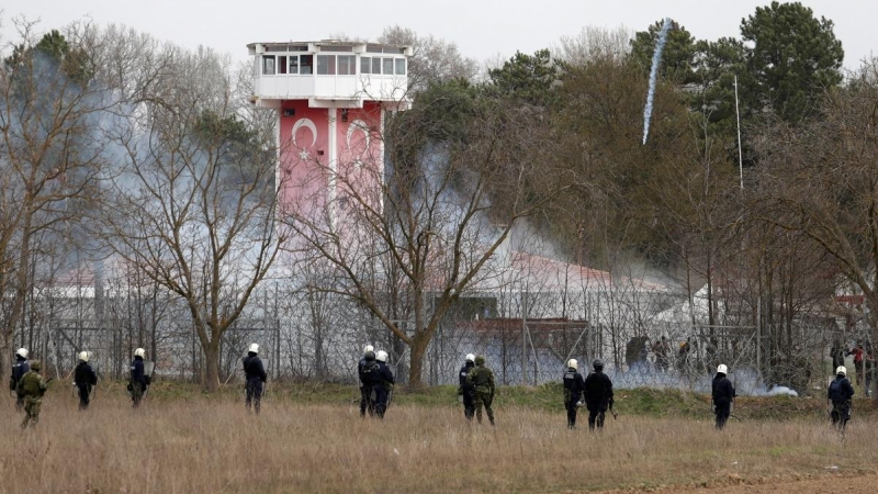 La Policía griega cerca del puesto fronterizo de Turquía trata de impedir la entrada de migrantes en territorio de la Unión Europea./ Florion Goga (REUTERS)