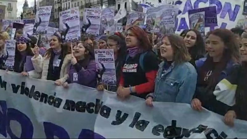 Concentración de estudiantes en la Puerta del Sol de Madrid en apoyo al 8M.