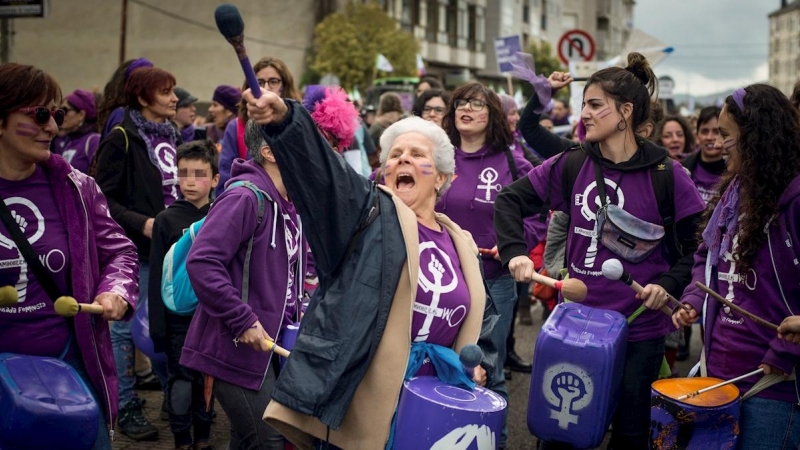 01/03/2020.- Varias mujeres participan en una marcha feminista, previa al 8M, para poner en valor al papel de las mujeres en la reapertura del paritorio de Verín, Orense. / EFE - BRAIS LORENZO