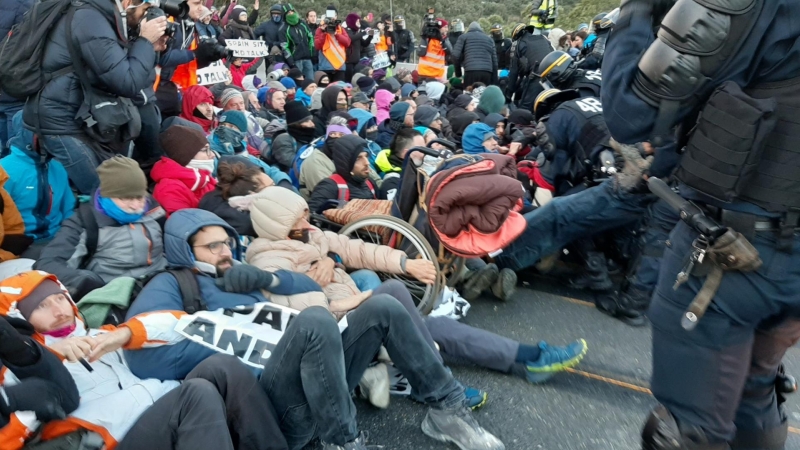 La policia francesa desallotjant els activistes del Tsunami Democràtic durant el tall de l'autopista del novembre. ACN / Gerard Vilà.