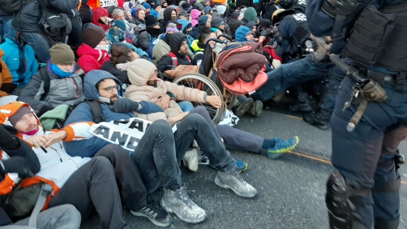 La policia francesa desallotjant els activistes del Tsunami Democràtic durant el tall de l'autopista del novembre. ACN / Gerard Vilà.