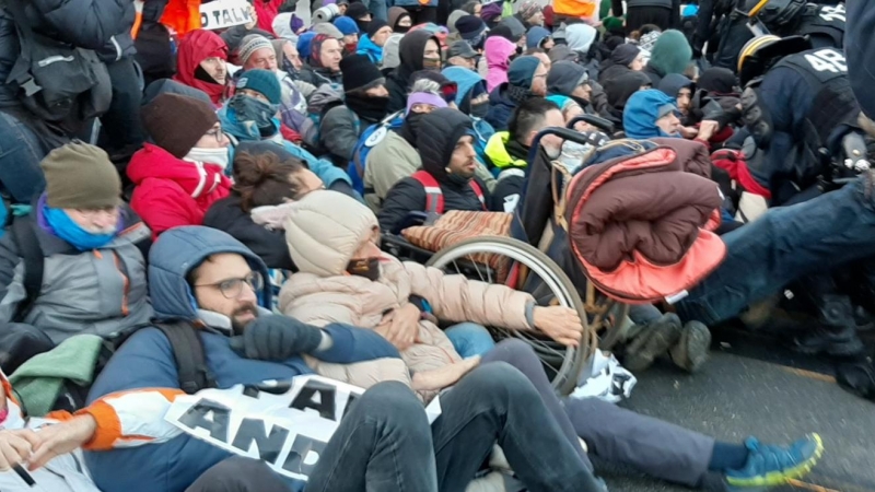 La policia francesa desallotjant els activistes del Tsunami Democràtic durant el tall de l'autopista del novembre. ACN / Gerard Vilà.