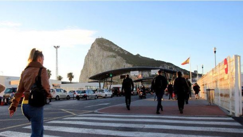 Trabajadores andaluces a punto de cruzar la verja para ir a trabajar en Gibraltar. (Foto: Efe)