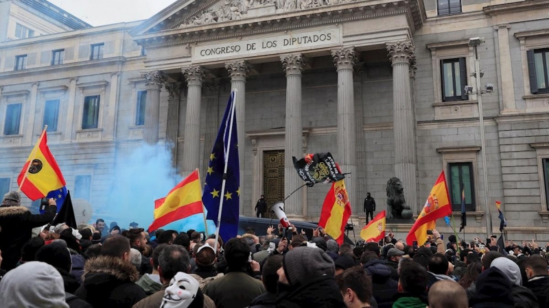 Policías y guardias civiles afiliados a la asociación JUSAPOL participan en una manifestación en contra el Gobierno en frente del Congreso en Madrid este martes. EFE/Fernando Alvarado