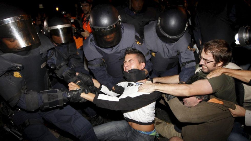 Agentes antidisturbios forcejean con asistentes a la concentración celebrada el miércoles 26 de septiembre de 2012.- EFE