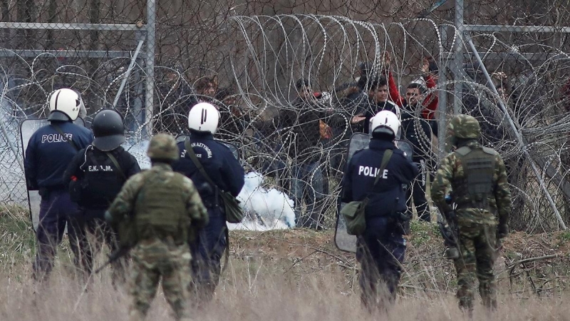 Policías y militares griegos disparan gases lacrimógenos contra migrantes y refugiados en la frontera con Turquía.- EFE/EPA/DIMITRIS TOSIDIS