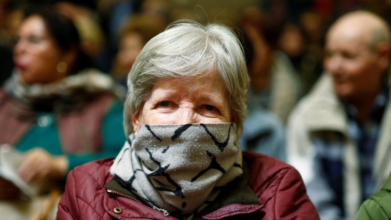Una mujer se tapa la cara con durante un evento público. REUTERS/Javier Barbancho