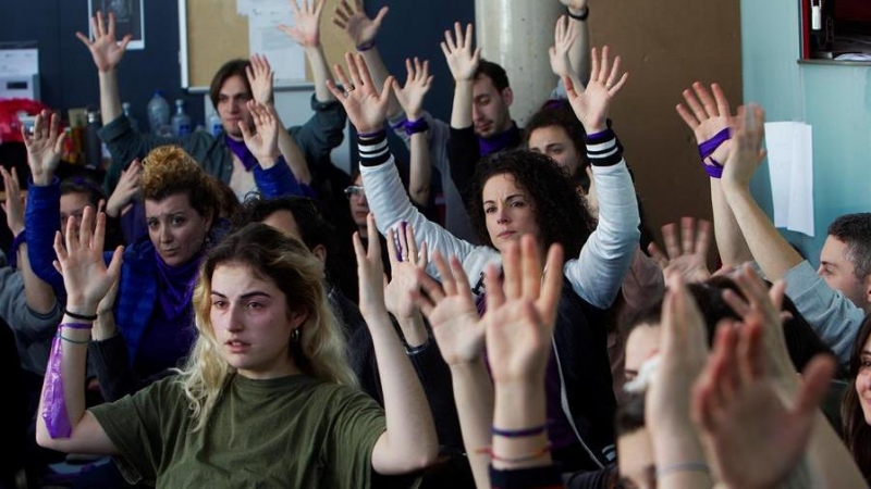 Alumnas reaccionan ante el anuncio de las profesoras de la escuela superior de arte dramático de Galicia (ESAD) que han decidido comenzar un paro indefinido el próximo lunes contra el supuesto acoso de dos docentes a varias alumnas, este viernes, en Vigo.