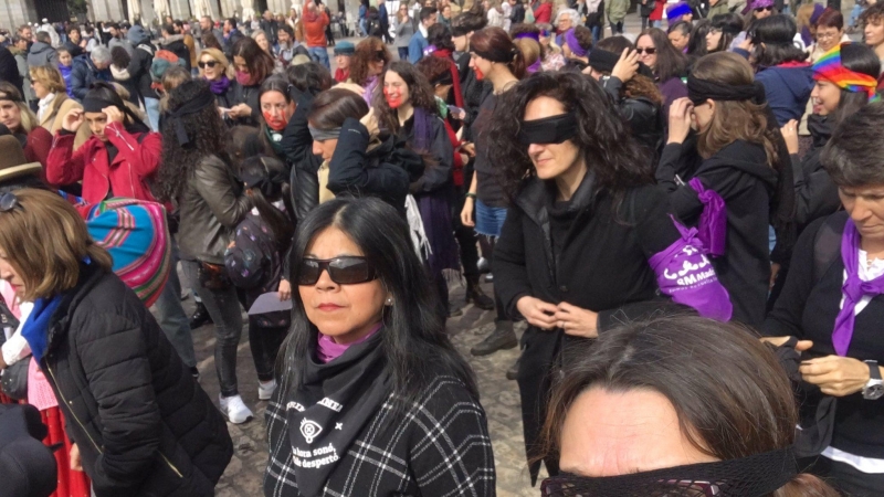 Imagen de la Plaza Mayor durante la representación de 'Un violador en tu camino'. Twitter