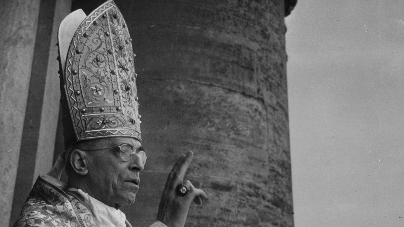 El Papa Pio XII durante una misa en el Vaticano. AFP/Archivo.