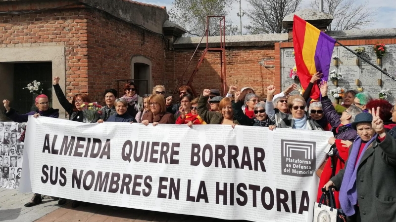 Homenaje a las mujeres asesinadas durante el franquismo en el cementerio de la Almudena.  PLATAFORMA EN DEFENSA DEL MEMORIAL DEL CEMENTERIO