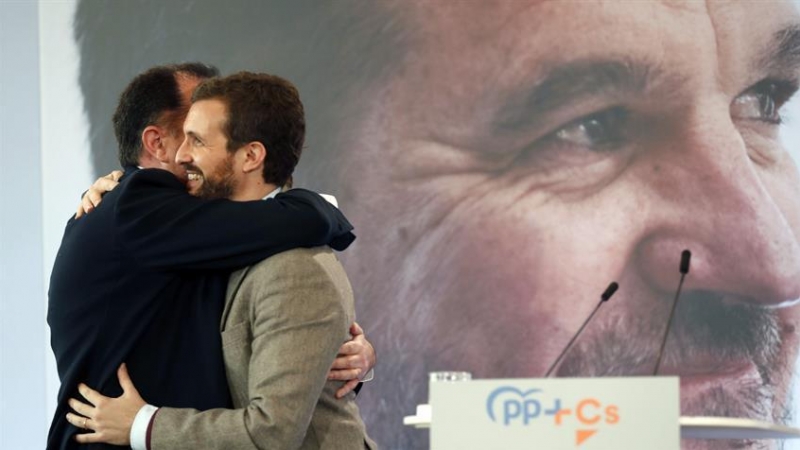 El presidente del PP, Pablo Casado, (d) este sábado junto al candidato a lehendakari de la coalición PP+Ciudadanos, Carlos Iturgaiz, (i) en un acto político de precamapaña celebrado en la localidad vizcaína de Santurtzi. | EFE Luis Tejido.