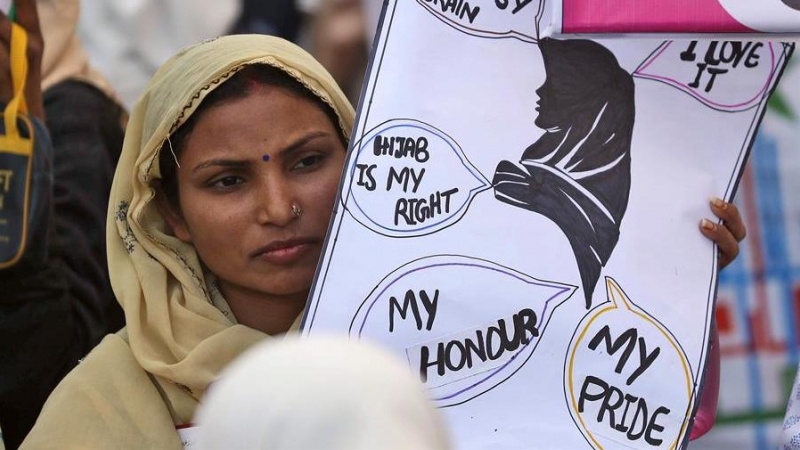 Una mujer pakistaní apoyando la promoción de derechos de la mujer durante la Marcha Aurat. | EFE, EPA, SHAHZAIB AKBAR.