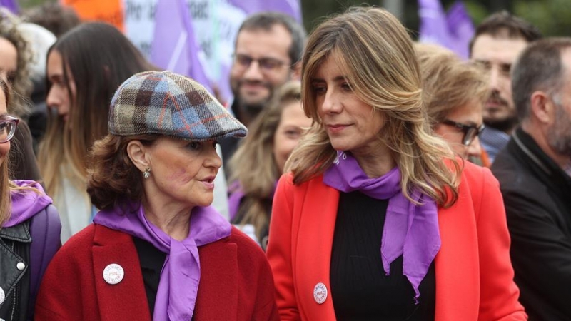 Begoña Gómez (d), esposa del presidente de España, Pedro Sánchez, conversa con la vicepresidenta primera del Gobierno, Carmen Calvo (i), en la manifestación por el Día de la Mujer, este domingo en Madrid. EFE/ Rodrigo Jiménez