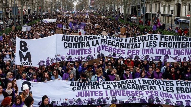 Miles de personas se manifiestan hoy en Barcelona convocadas por los colectivos feministas, bajo el lema de 'Juntas y diversas por una vida digna', para denunciar las condiciones de desigualdad y precariedad de las mujeres en el Día Internacional de las M