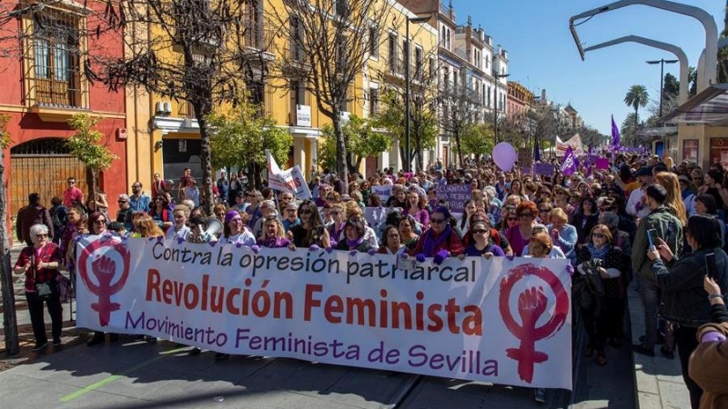 La calle San Fernando de Sevilla durante la manifestación del 8M. EFE