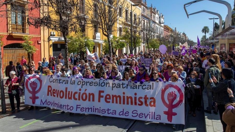 La calle San Fernando de Sevilla durante la manifestación del 8M. EFE