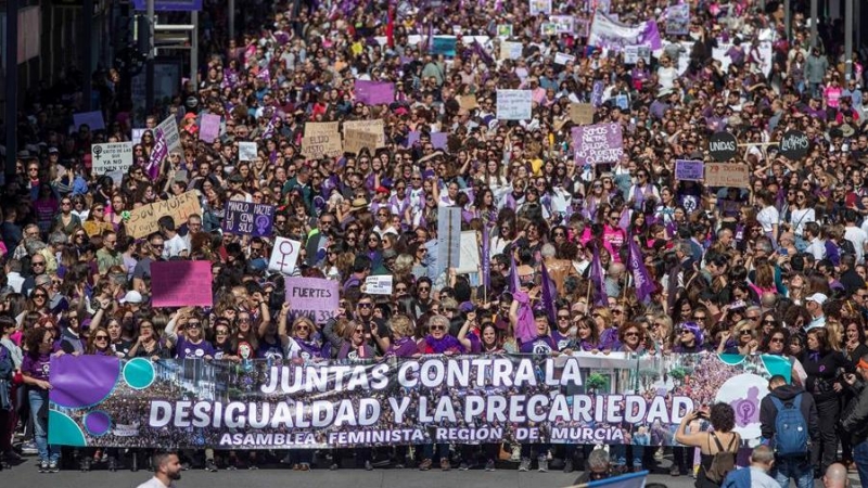Vista de la manifestación celebrada hoy en Murcia en conmemoración del Dia Internacional de la Mujer. . EFE/Marcial Guillén