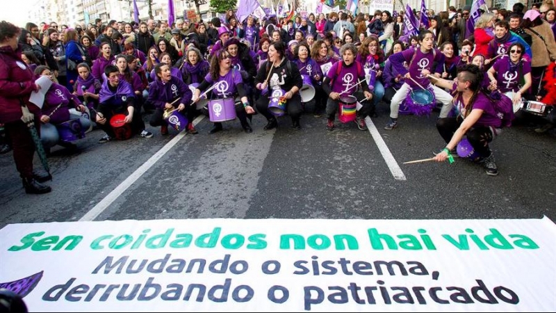 Vista de la manifestación celebrada hoy en Vigo en conmemoración del Día Internacional de la Mujer. EFE / Salvador Sas