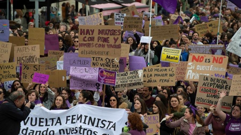 Participantes en la manifestación celebrada hoy en Santander en conmemoración del Día Internacional de la Mujer. EFE/Pedro Puente Hoyos