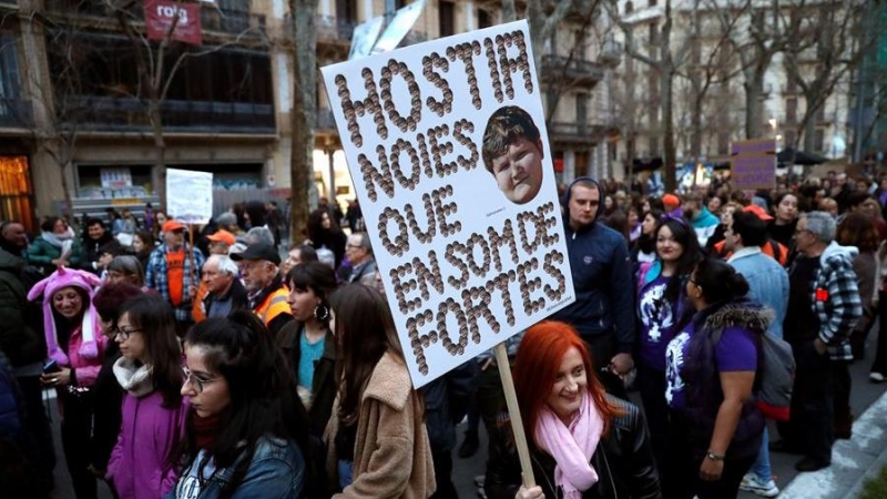 Participantes en la manifiestación celebrada hoy en Barcelona convocadas por los colectivos feministas, bajo el lema de 'Juntas y diversas por una vida digna', para denunciar las condiciones de desigualdad y precariedad de las mujeres en el Día Internacio