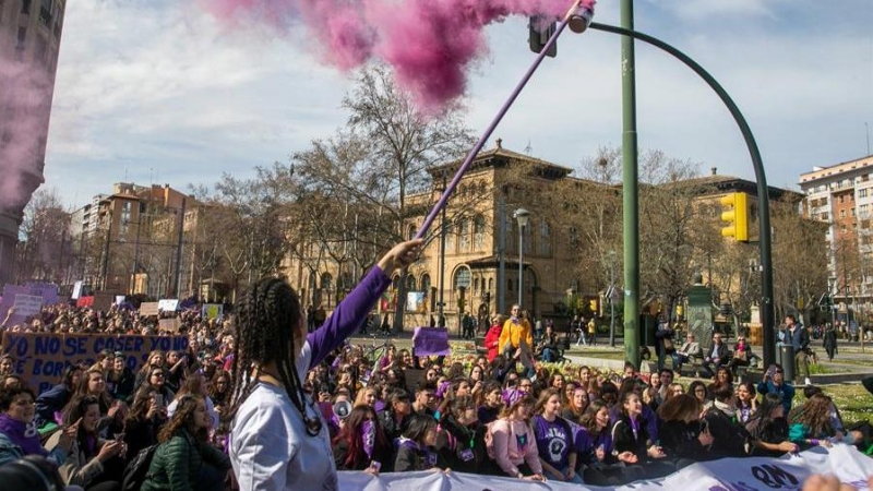 Cientos de estudiantes se han manifestado hoy por las calles de Zaragoza con motivo del Día Internacional de la Mujer bajo el lema 'Estudiantes 5 días ¡Cuidadoras, trabajadoras y luchadoras, todos!', entre otros. EFE/Javier Cebollada