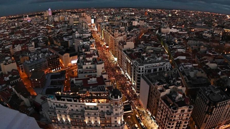 Vista aérea de la manifestación del 8M de Madrid a su paso por la Gran Vía, conmemorando el Día Internacional de la Mujer, que ha arrancado este domingo desde Atocha con miles de personas abrazando el lema de su cabecera: 'Con derechos, sin barreras, femi