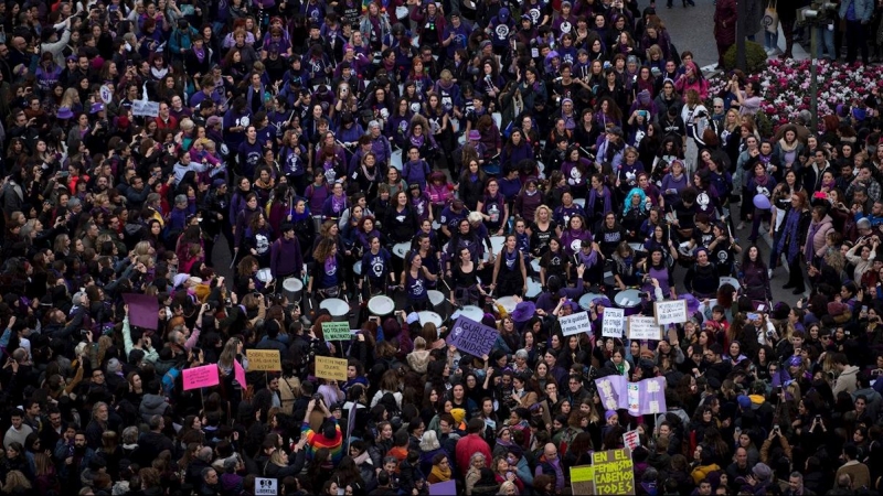 08/03/2020.- Vista aérea de la manifestación del 8M de Madrid a su paso por la Cibeles, conmemorando el Día Internacional de la Mujer, que ha arrancado este domingo desde Atocha con miles de personas abrazando el lema de su cabecera: 'Con derechos, sin ba