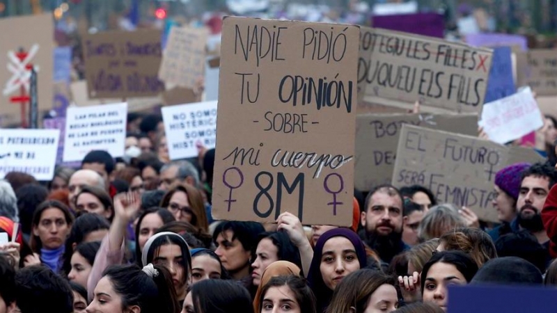 Miles de personas se manifiestan hoy domingo en Barcelona convocadas por los colectivos feministas, bajo el lema de 'Juntas y diversas por una vida digna', para denunciar las condiciones de desigualdad y precariedad de las mujeres en el Día Internacional