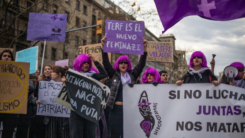 Assistents a la manifestació unitària del 8-M d'aquest 2020 a Barcelona. EUROPA PRESS / PAU VENTEO