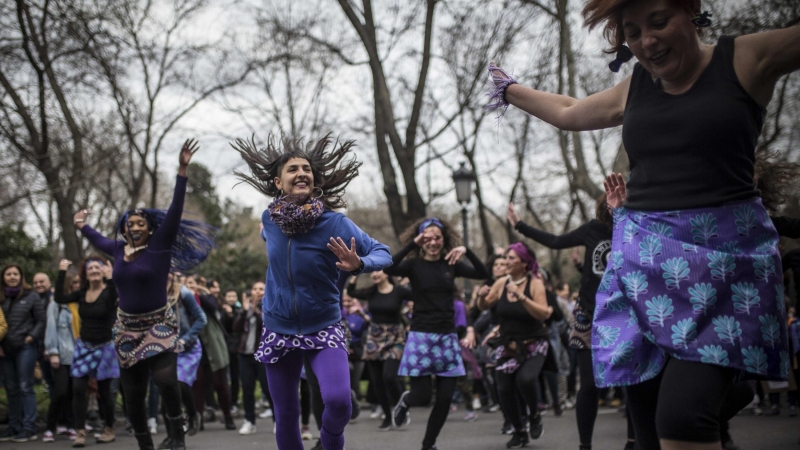 Varias manifestantes bailan una coreografías durante la marcha feminista de Madrid.- JAIRO VARGAS
