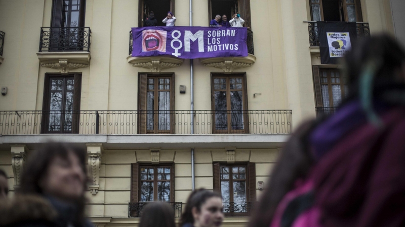Pancartas en un balcón de Madrid, al paso de la manifestación del 8M.- JAIRO VARGAS