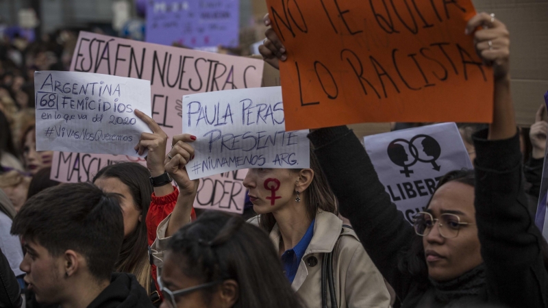 Asistentes a la manifestación feminista de Madrid lucen carteles con nombres de mujeres víctimas de la violencia machista. JAIRO VARGAS