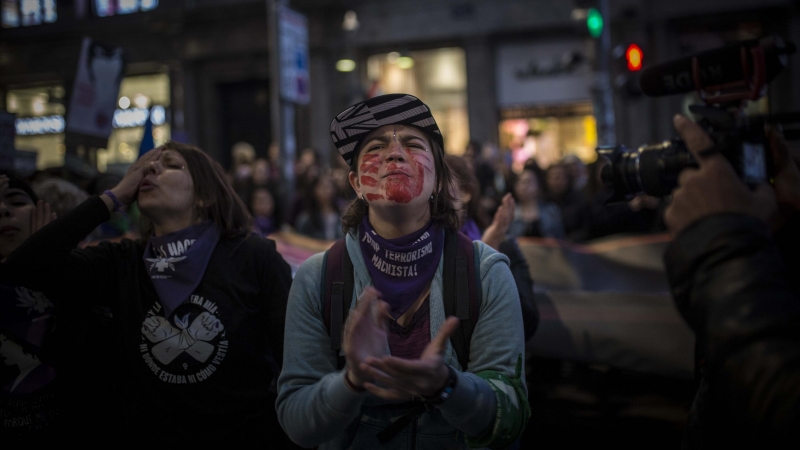 Una manifestante con la cara pintada durante la marcha del 8M en Madrid.- JAIRO VARGAS