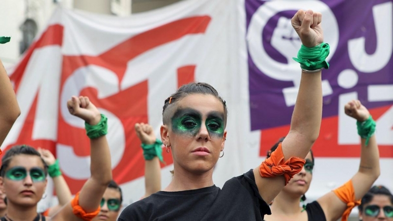 Mujeres participan durante un 'pañuelazo' convocado por organizaciones sociales, este domingo frente a la catedral de la ciudad de Buenos Aires. EFE