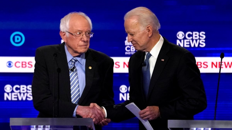 Bernie Sanders y Joe Biden durante el debate en el Gaillard Center de la ciudad de Charleston. - REUTERS
