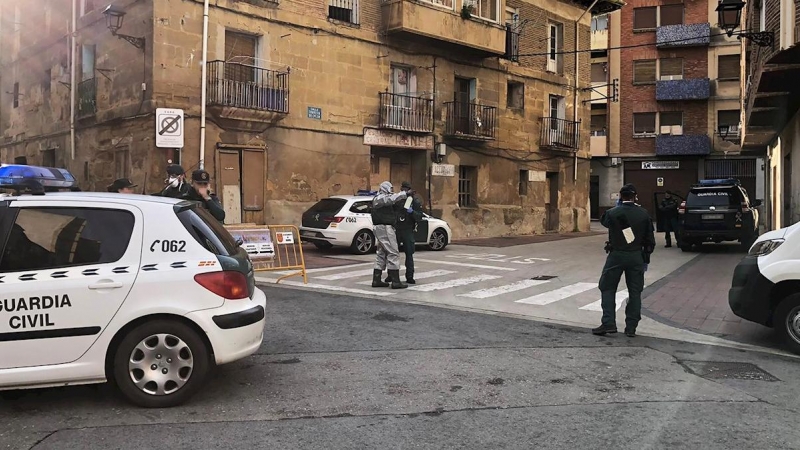 Agentes de la Guardia Civil desplegados en la localidad de Haro (La Rioja). - EFE
