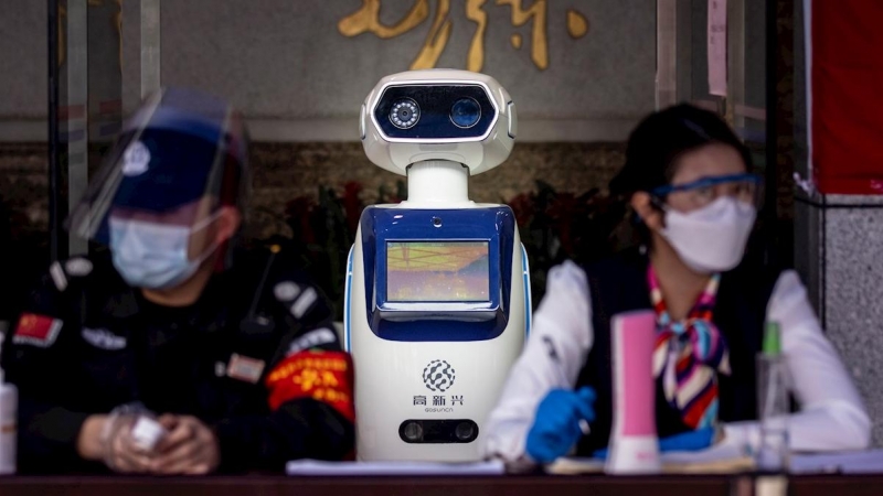 Un robot de control de temperatura en un edificio gubernamental en Guangzhou, China. - EFE